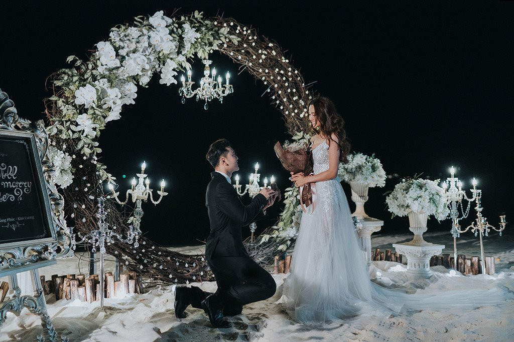 Ung Hoang Phuc cau hon Kim Cuong ben bo bien hinh anh 1