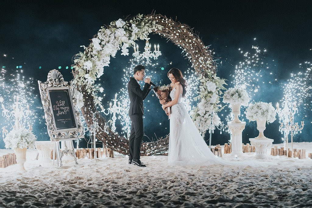 Ung Hoang Phuc cau hon Kim Cuong ben bo bien hinh anh 3