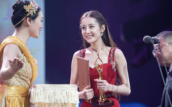 Dich Le Nhiet Ba noi gi khi bi la o, doi tay chay vi thang lon? hinh anh 2