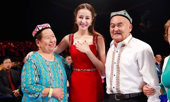 Dich Le Nhiet Ba noi gi khi bi la o, doi tay chay vi thang lon? hinh anh 1