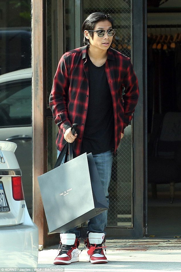 Pax Thien ngay cang chung chac, ra dang dan anh ben cac em hinh anh 4