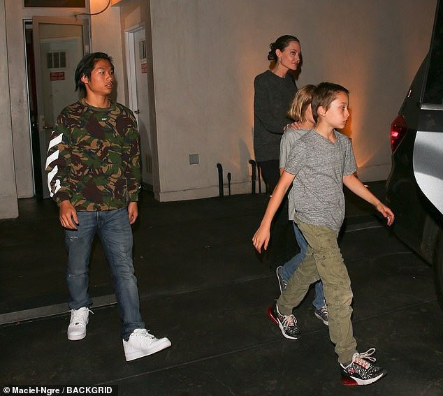 Pax Thien ngay cang chung chac, ra dang dan anh ben cac em hinh anh 2