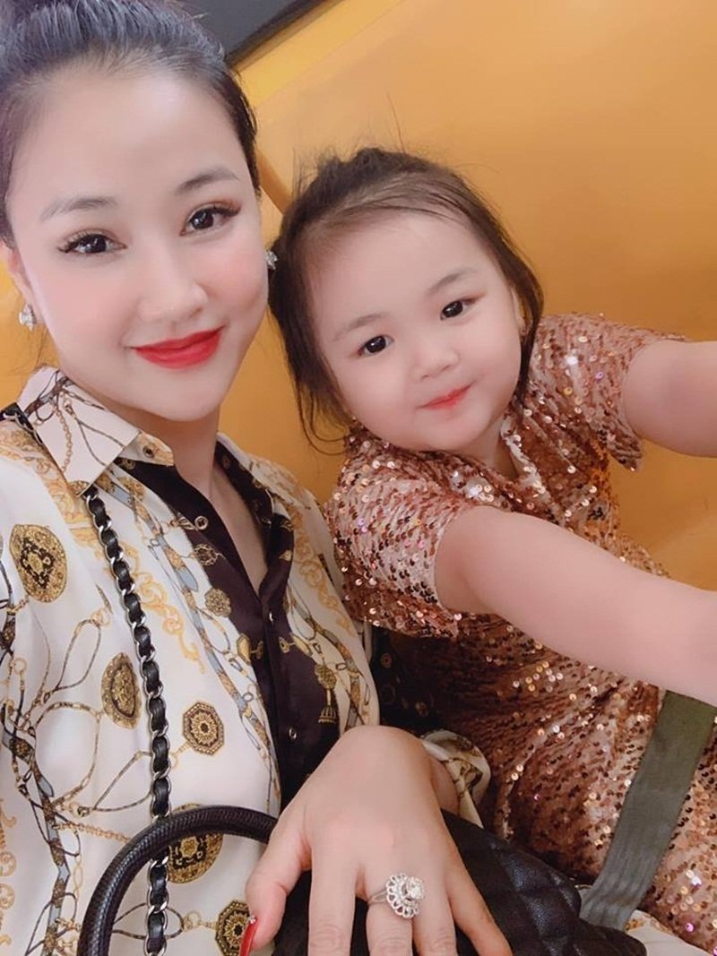 Maya: ‘Tôi và bố con gái giữ quan hệ đúng mực’