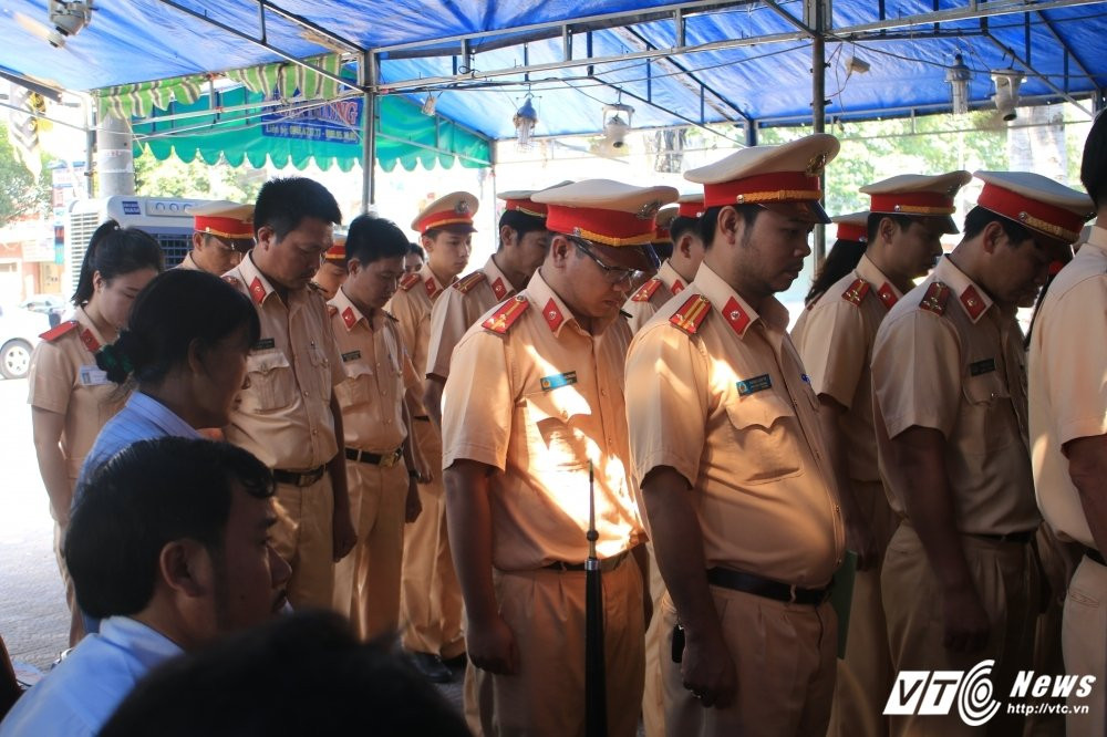 Le tang CSGT bi dam chet, cảnh sát giao thông bị ô tô đâm chết, đâm chết khi đang làm nhiệm vụ, tai nạn giao thông, tin tức trong ngày, hình ảnh đám tang, csgt bị đâm chết, tin tức, an ninh, xã hội, tin mới nhất, tin tức trong ngày, báo, vtc news, lê văn minh - 8