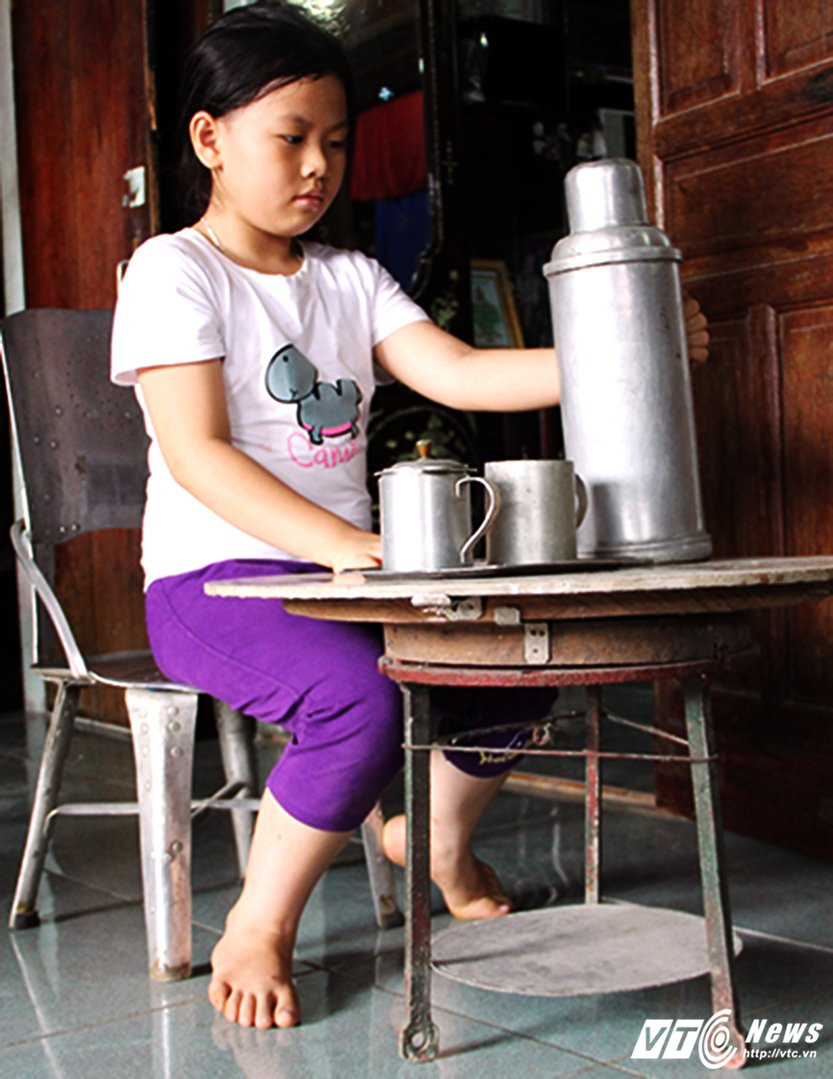 Hinh anh Nguoi cuu chien binh dung vo dan, xac may bay lam vat dung gia dinh 10