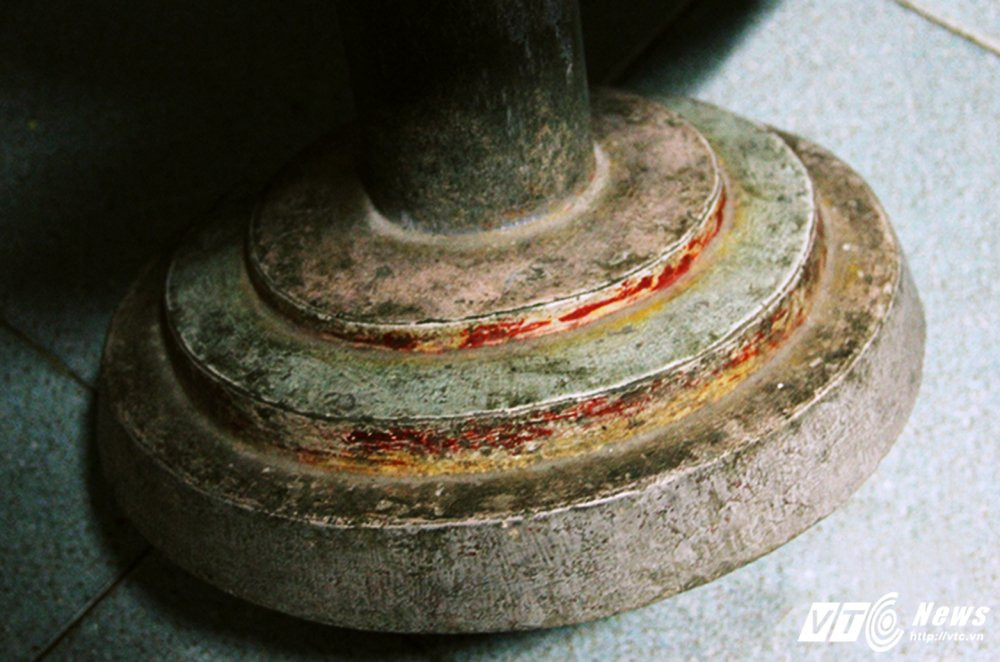 Hinh anh Nguoi cuu chien binh dung vo dan, xac may bay lam vat dung gia dinh 11