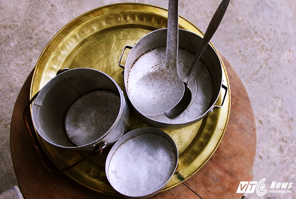 Hinh anh Nguoi cuu chien binh dung vo dan, xac may bay lam vat dung gia dinh 11