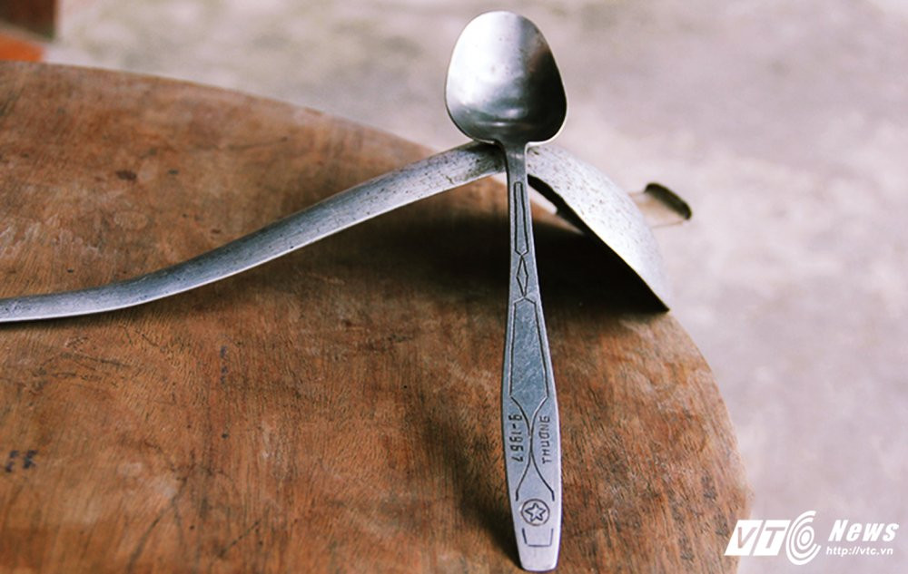 Hinh anh Nguoi cuu chien binh dung vo dan, xac may bay lam vat dung gia dinh 11