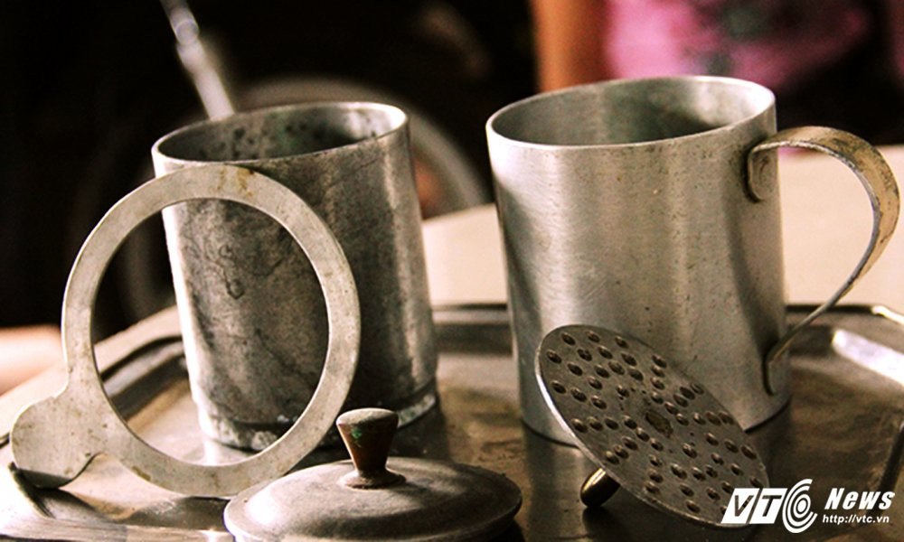 Hinh anh Nguoi cuu chien binh dung vo dan, xac may bay lam vat dung gia dinh 11