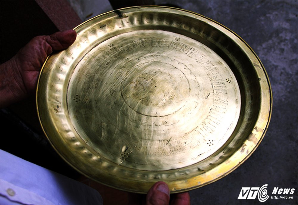 Hinh anh Nguoi cuu chien binh dung vo dan, xac may bay lam vat dung gia dinh 11