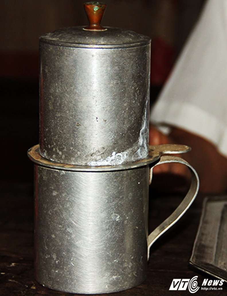 Hinh anh Nguoi cuu chien binh dung vo dan, xac may bay lam vat dung gia dinh 11