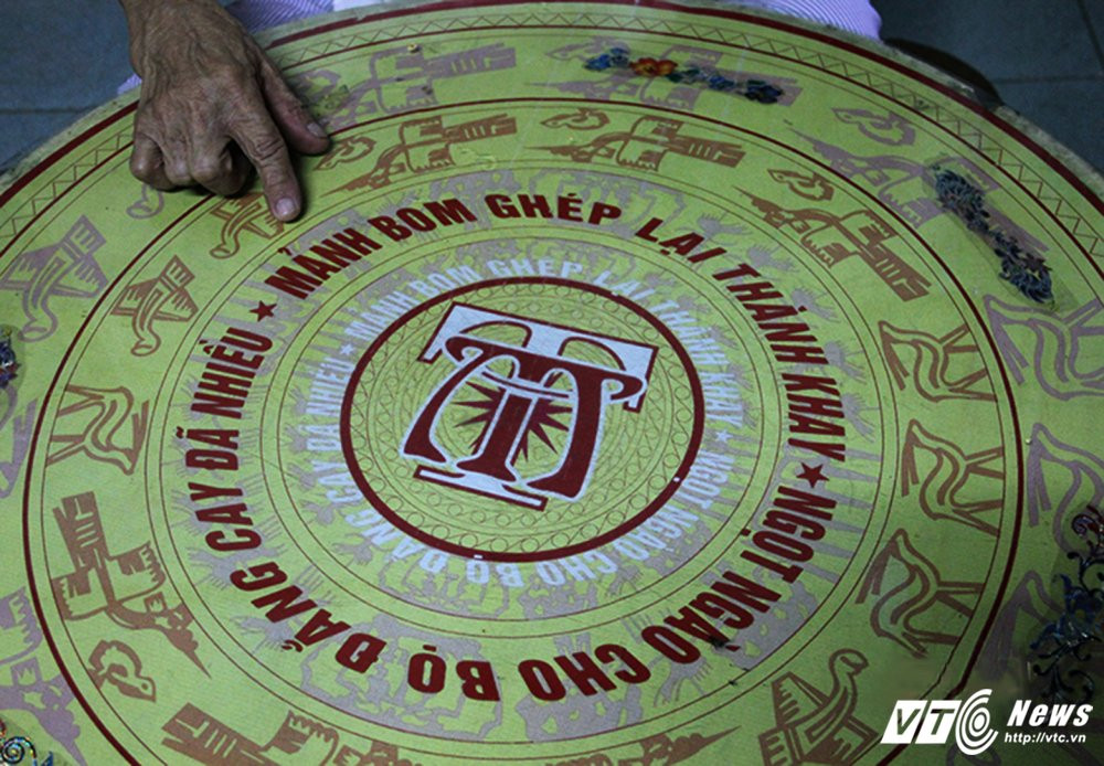 Hinh anh Nguoi cuu chien binh dung vo dan, xac may bay lam vat dung gia dinh 11