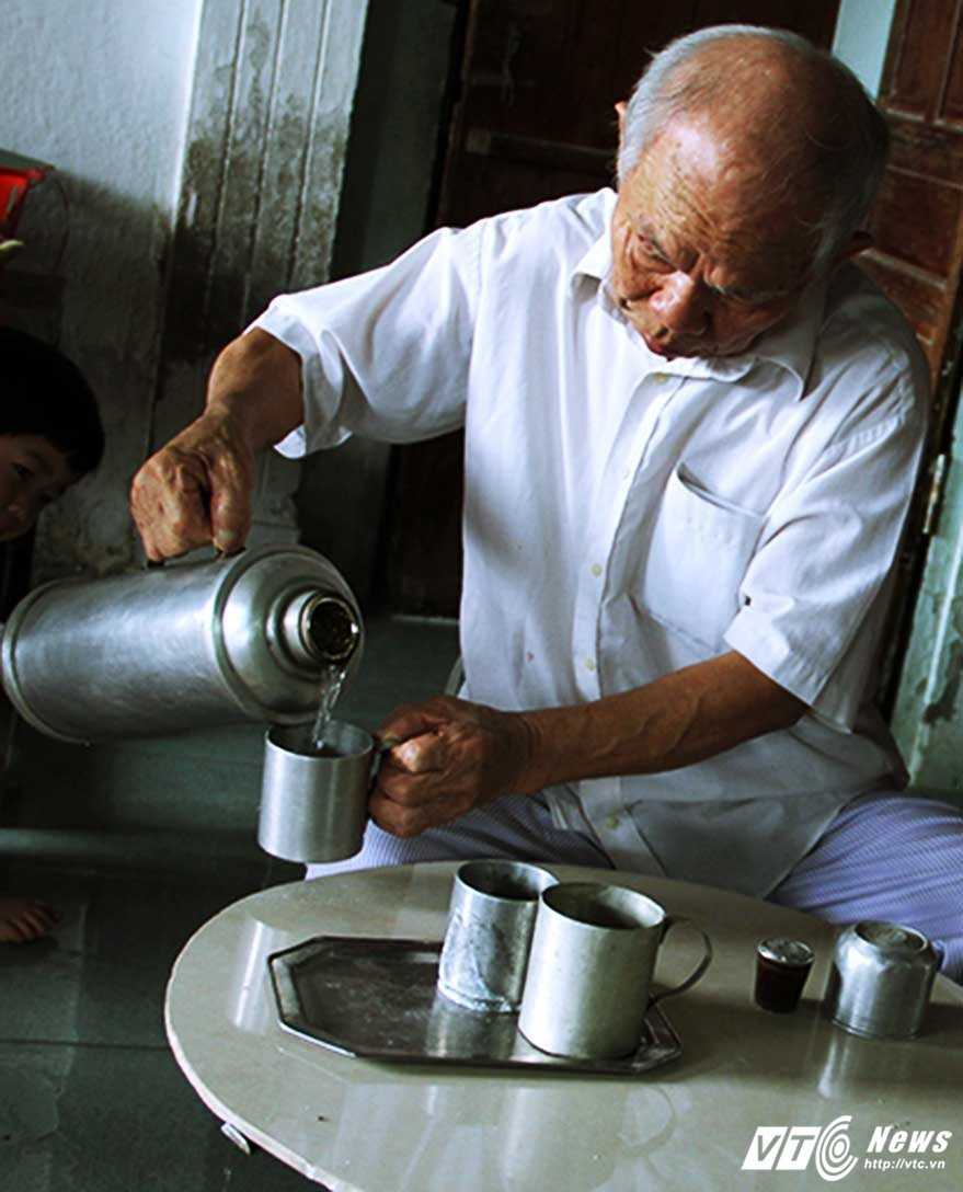 Hinh anh Nguoi cuu chien binh dung vo dan, xac may bay lam vat dung gia dinh 11