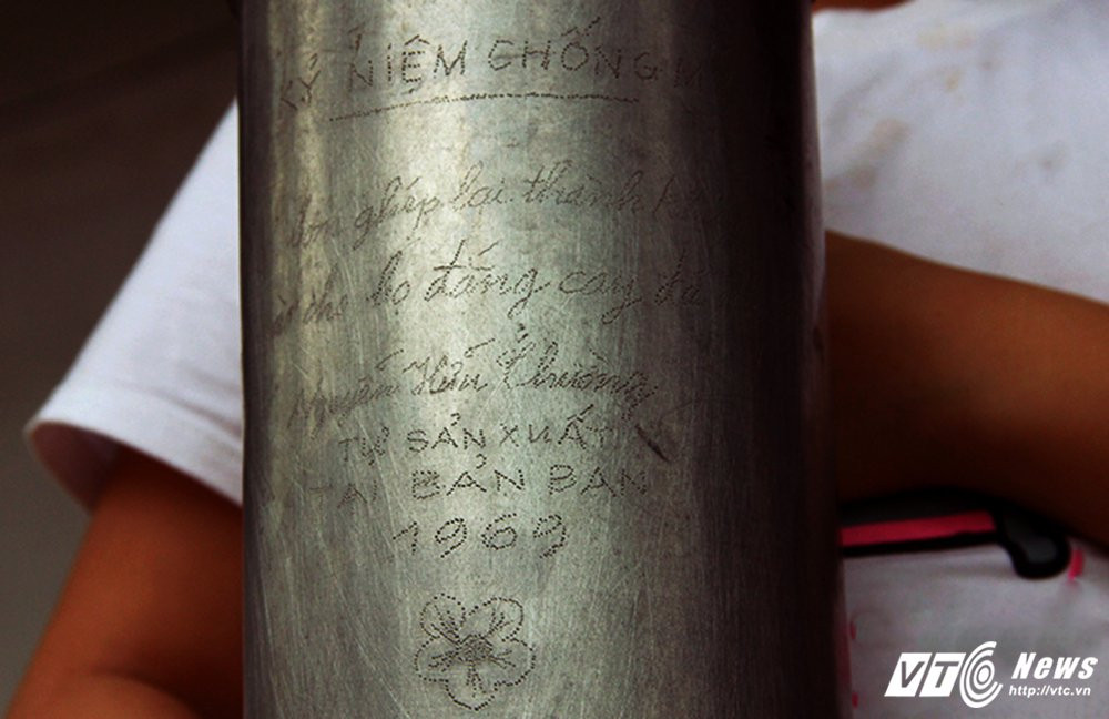 Hinh anh Nguoi cuu chien binh dung vo dan, xac may bay lam vat dung gia dinh 11