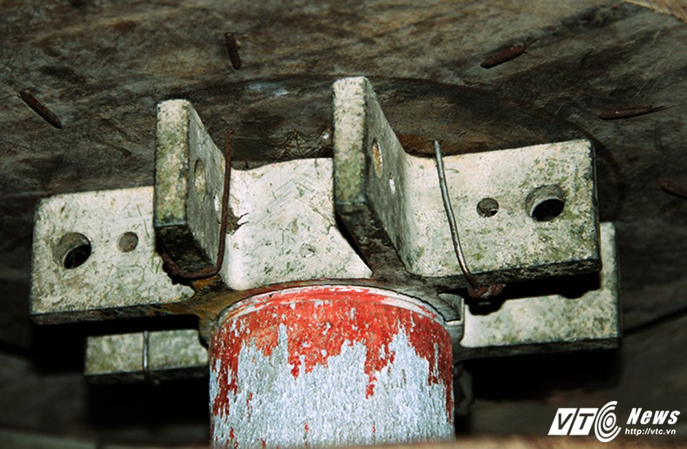 Hinh anh Nguoi cuu chien binh dung vo dan, xac may bay lam vat dung gia dinh 8