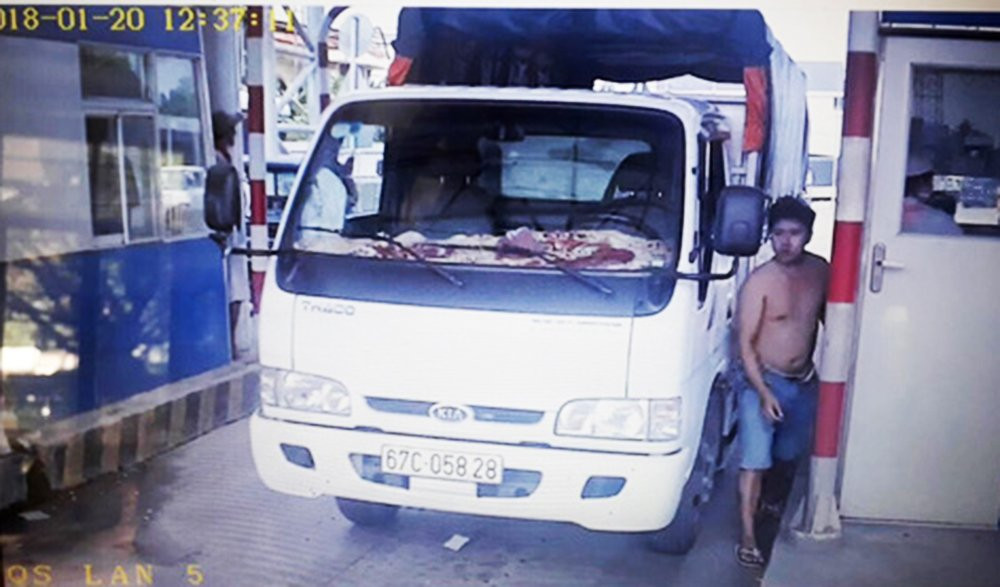 Bi-quay-phim-tai-xe-giat-dien-thoai-cua-nhan-vien-tram-BOT-T2-tram-thu-phi-1516533460-469-width540height305 copy