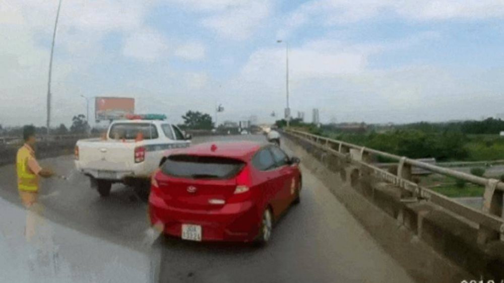 Xe vi pham giao thong bo chay