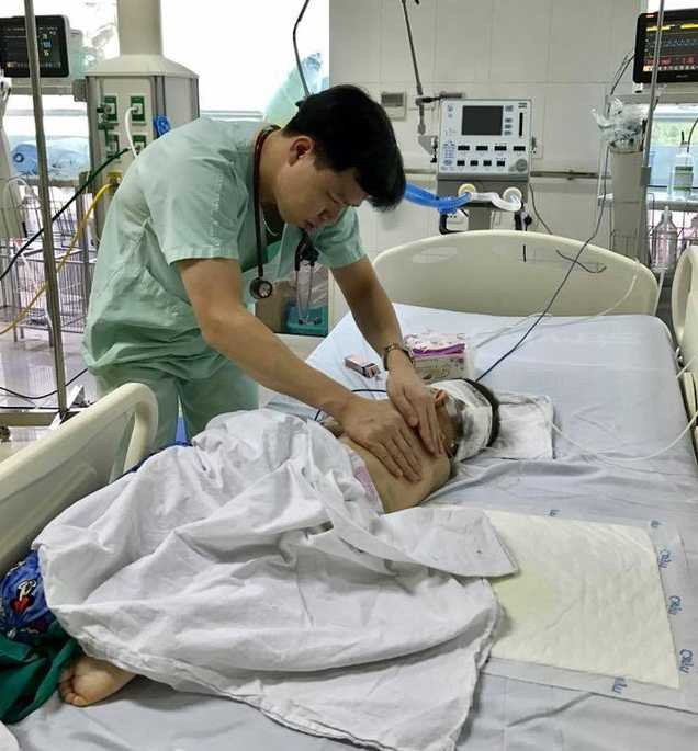 em be bi tivi roi vao dau