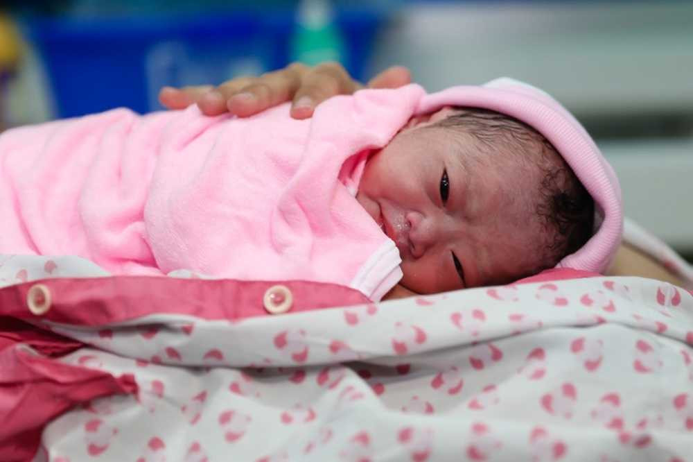 em_be_sinh_0_gio_25_1