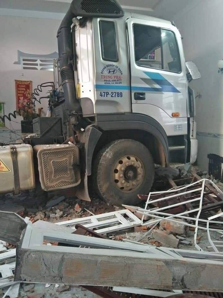 xe-container-dam-xuyen-phong-khach