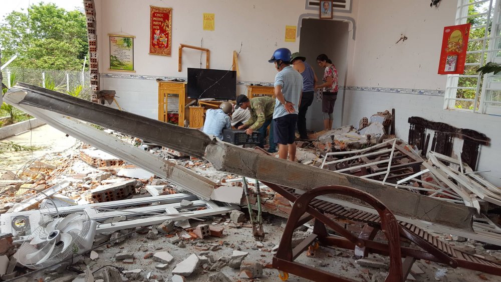 xe-container-dam-xuyen-phong-khach-hinh2