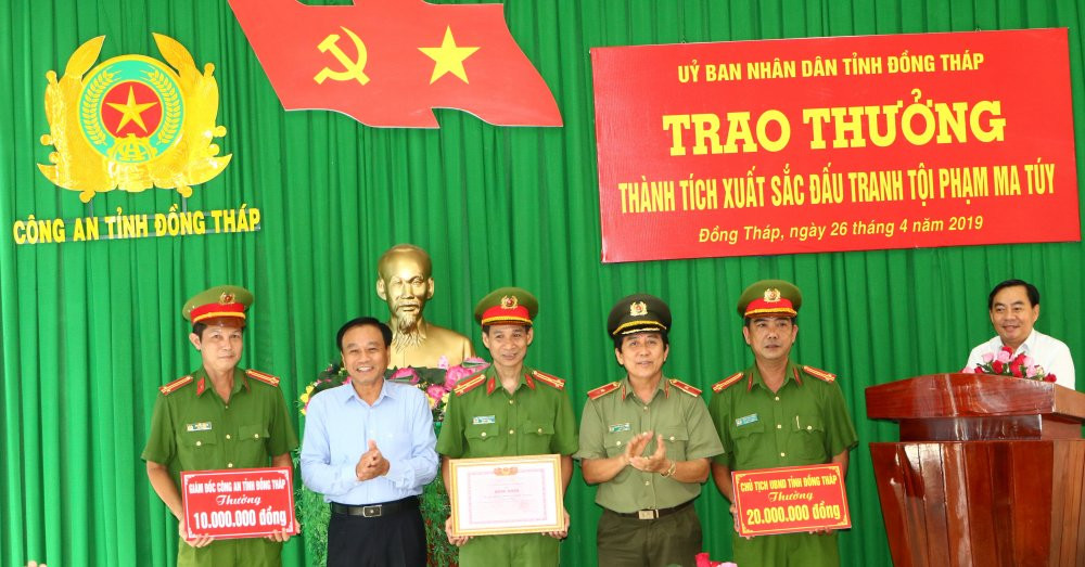 nam-thanh-nien-cho-15kg-ma-tuy-anh2