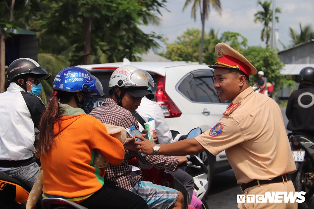 cong-an-can-tho-doi-nang-phat-nuoc