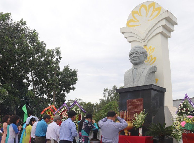 nguoi-dan-tu-giac-long-xuyen