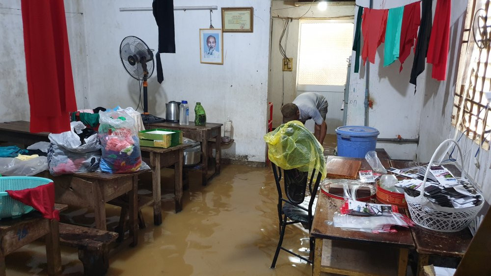 anh-hang-tram-ho-dan-bi-nhan-chim-hinh1