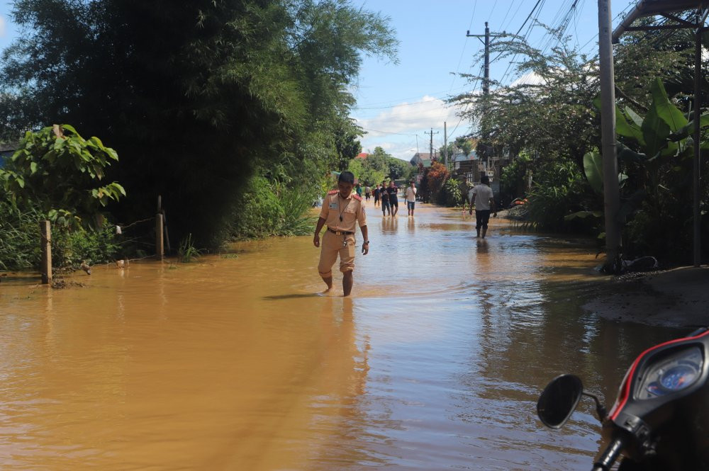 anh-hang-tram-ho-dan-bi-nhan-chim-hinh2