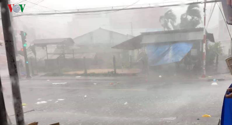 mua-giong-lam-anh-hang-tram