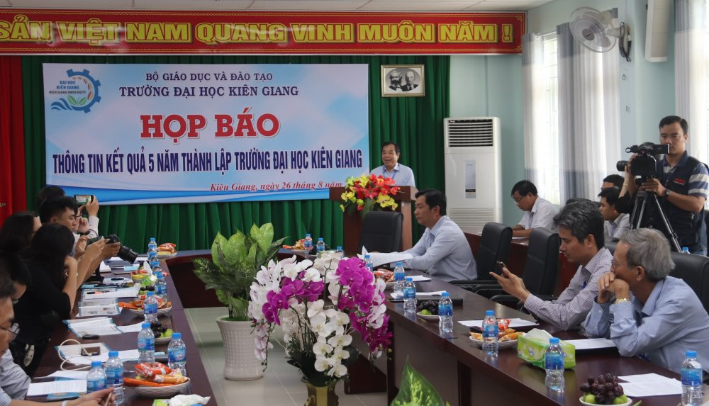 hon-100-sinh-vien-nuoc-ngoai