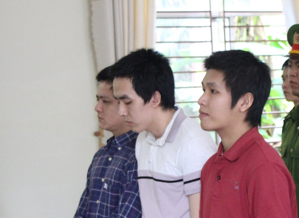 trom-sung-cua-sep-dem-di-ban