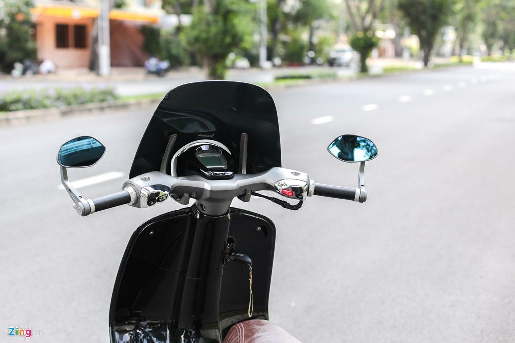 Vespa 946 mau den, len nhieu phu kien o Sai Gon hinh anh 8