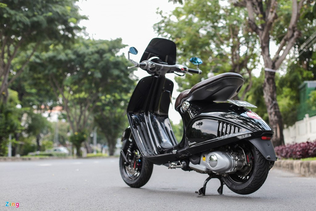 Vespa 946 mau den, len nhieu phu kien o Sai Gon hinh anh 9