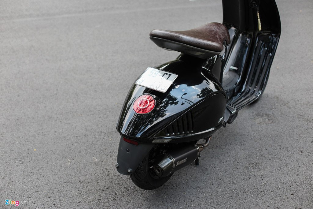 Vespa 946 mau den, len nhieu phu kien o Sai Gon hinh anh 5