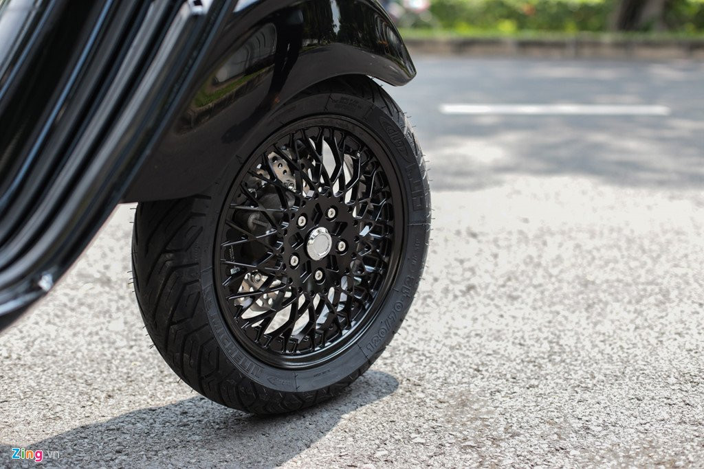 Vespa 946 mau den, len nhieu phu kien o Sai Gon hinh anh 7