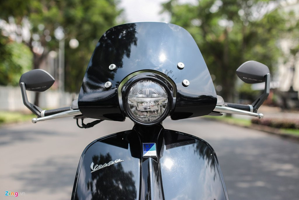 Vespa 946 mau den, len nhieu phu kien o Sai Gon hinh anh 3