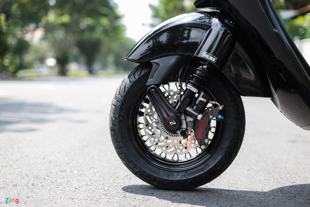 Vespa 946 mau den, len nhieu phu kien o Sai Gon hinh anh 4