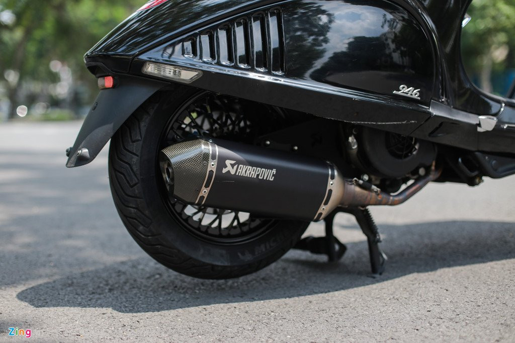 Vespa 946 mau den, len nhieu phu kien o Sai Gon hinh anh 6