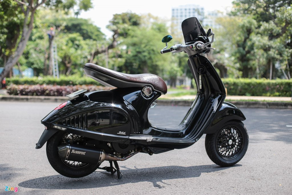 Vespa 946 mau den, len nhieu phu kien o Sai Gon hinh anh 2