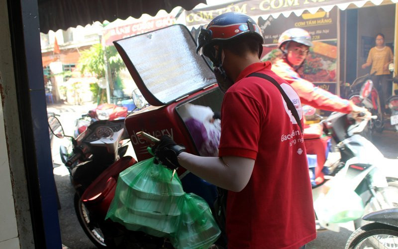 'Ngược đời': Shipper thành thượng đế, cháy lột da nhưng mà rất thích