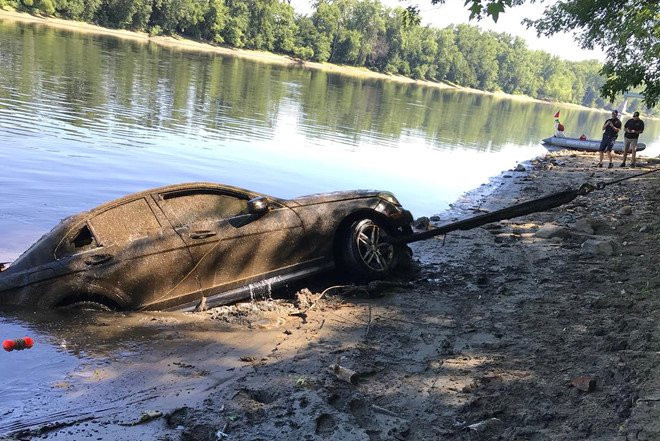 Chiec Mercedes-Benz C300 bi an nam duoi long song 3 thang hinh anh 2