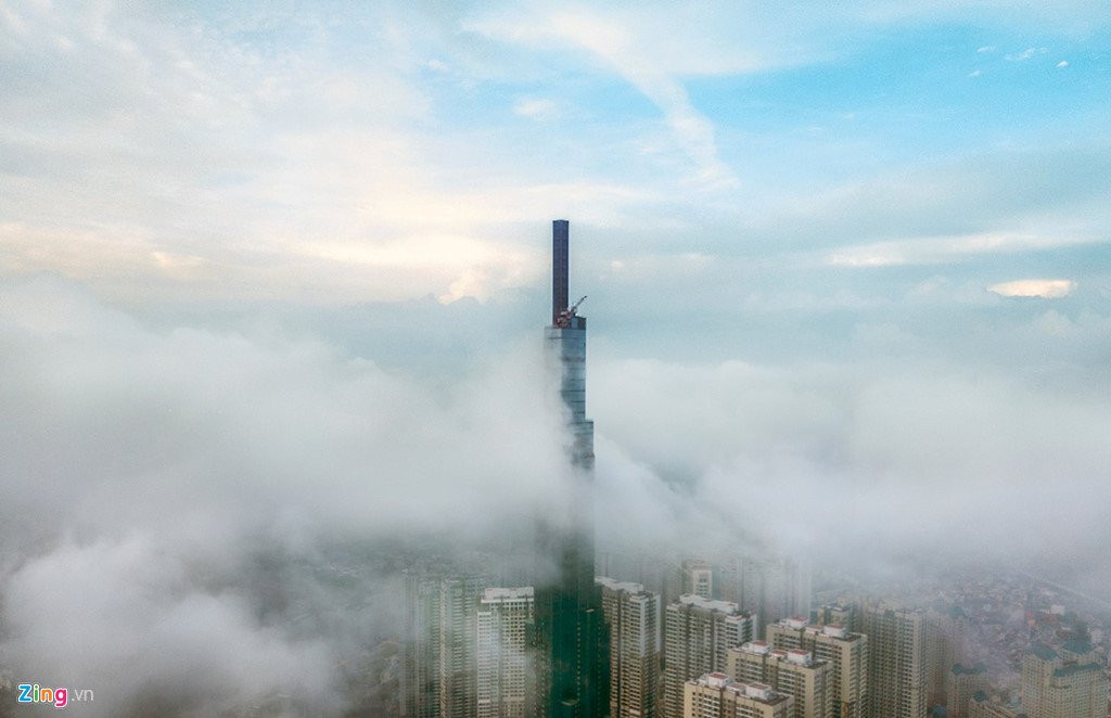 Canh thi cong tren dinh toa nha cao nhat Viet Nam hinh anh 1