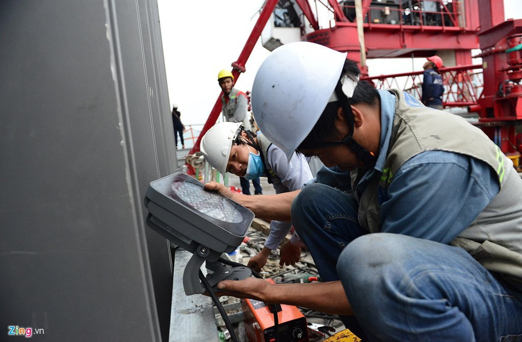 Canh thi cong tren dinh toa nha cao nhat Viet Nam hinh anh 12