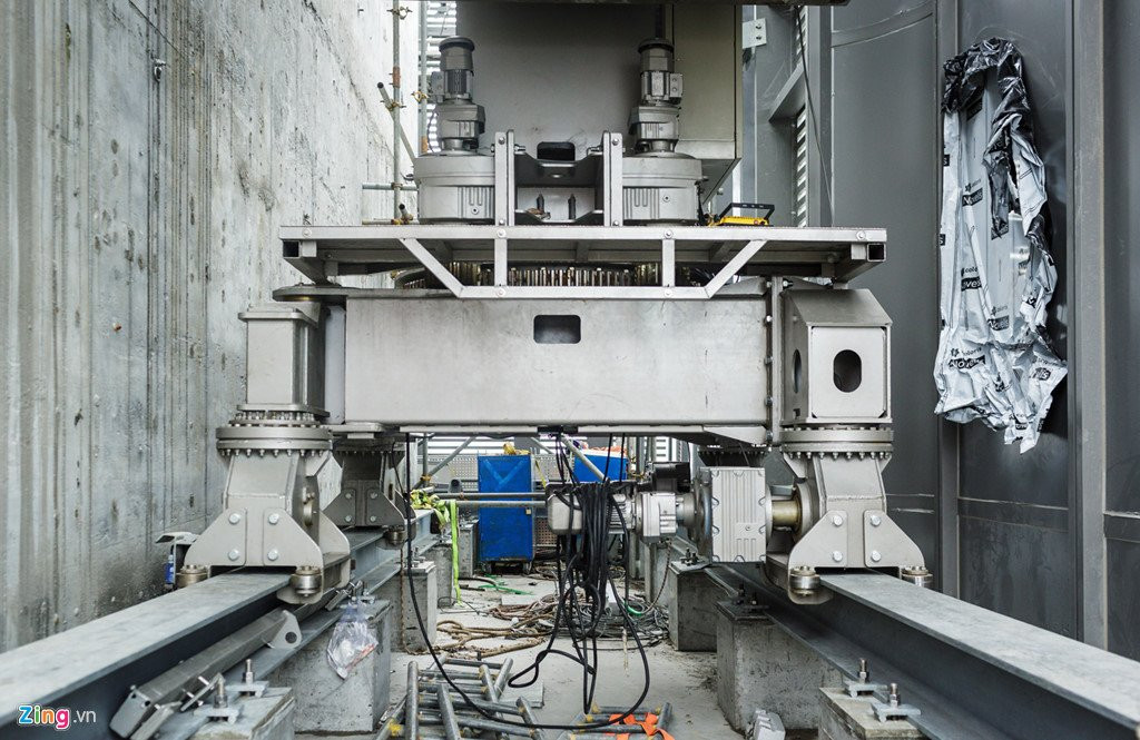 Canh thi cong tren dinh toa nha cao nhat Viet Nam hinh anh 13