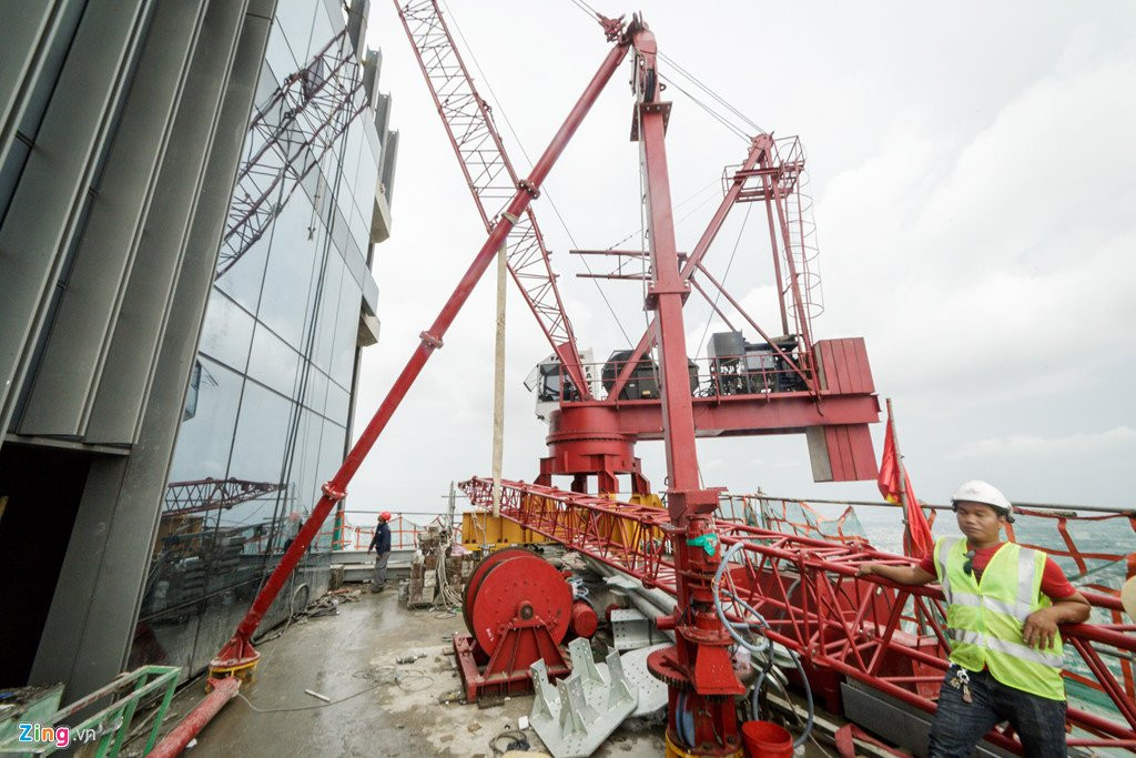 Canh thi cong tren dinh toa nha cao nhat Viet Nam hinh anh 14