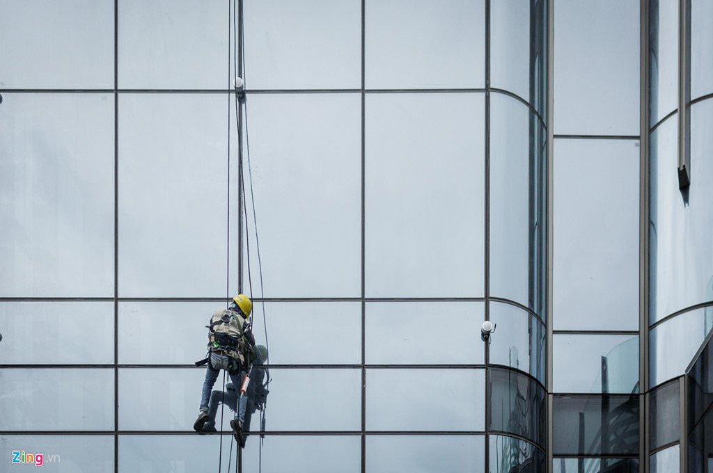 Canh thi cong tren dinh toa nha cao nhat Viet Nam hinh anh 8
