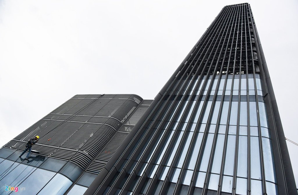 Canh thi cong tren dinh toa nha cao nhat Viet Nam hinh anh 2