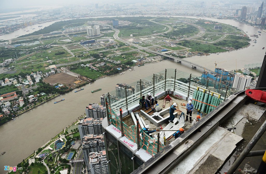 Canh thi cong tren dinh toa nha cao nhat Viet Nam hinh anh 4